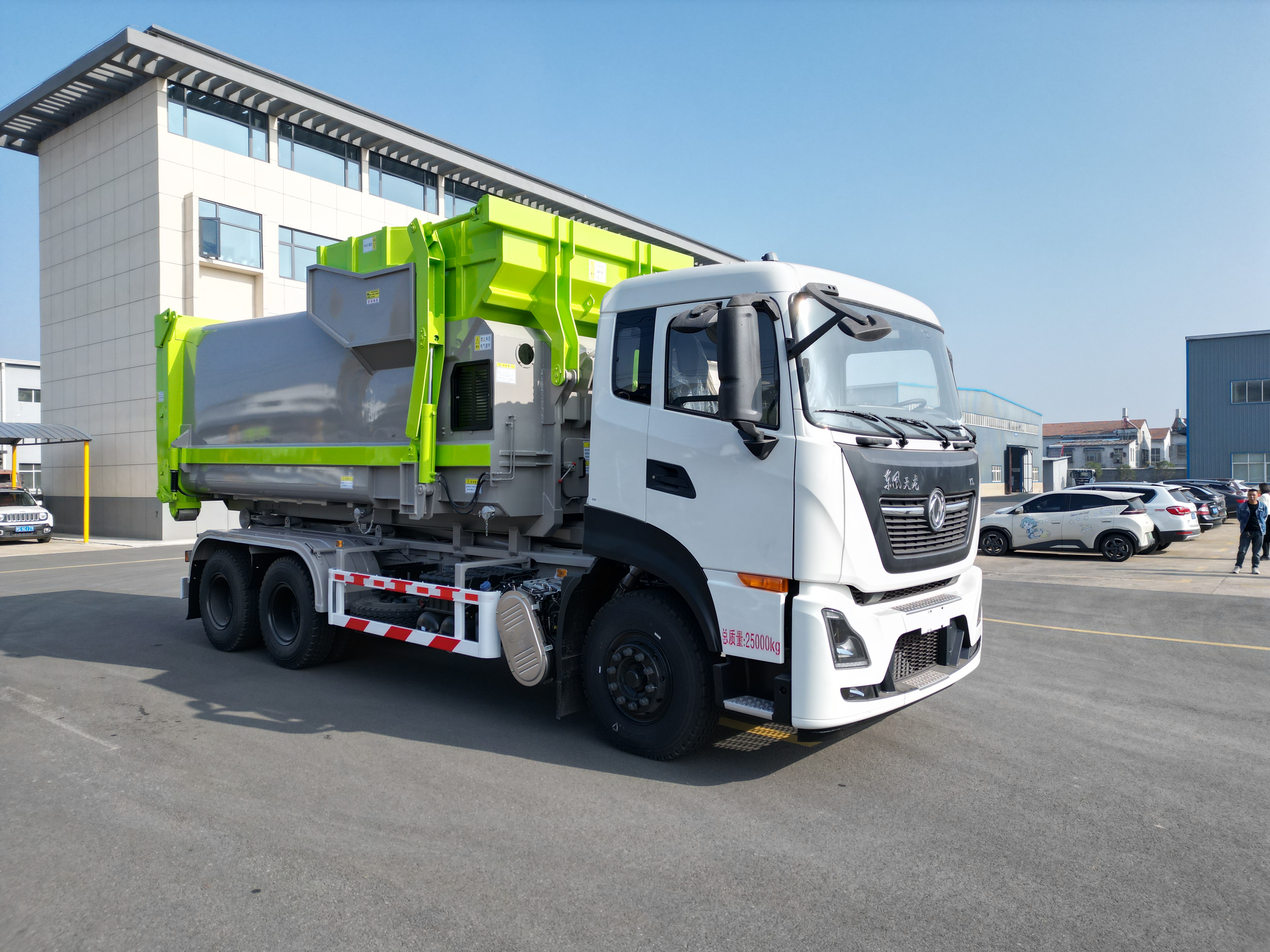 東風天龍勾臂車、18方移動壓縮垃圾站批量出貨啦